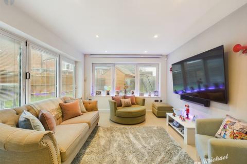 4 bedroom end of terrace house for sale - Charles Pym Road, Aylesbury