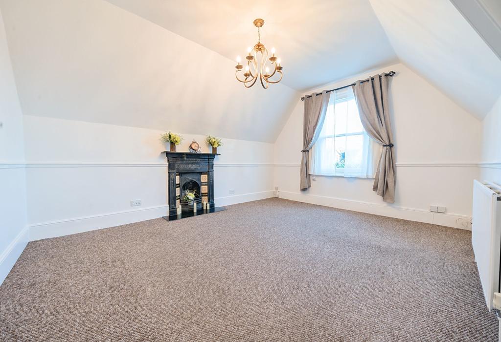 Crescent Road, Beckenham, BR3 6NE 2 bed flat £1,600 pcm (£369 pw)
