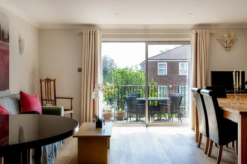 3 bedroom terraced house to rent, Albert Drive, London SW19