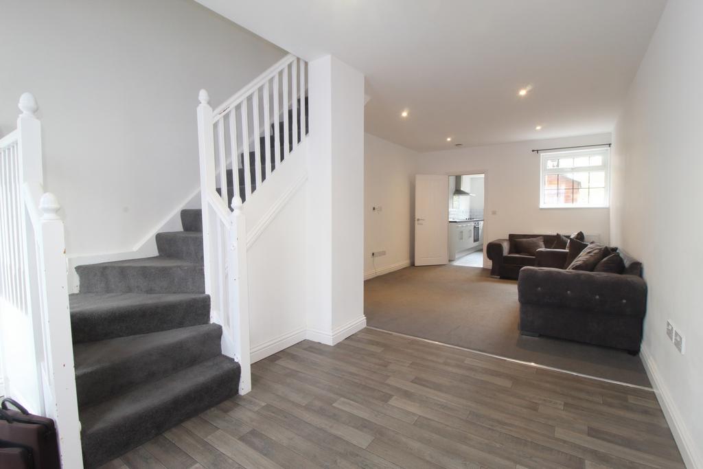 Mayors Walk, Peterborough PE3 3 bed terraced house to rent £925 pcm