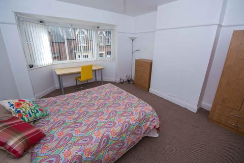 4 bedroom terraced house to rent, Carlyon Street, Sunderland, SR2