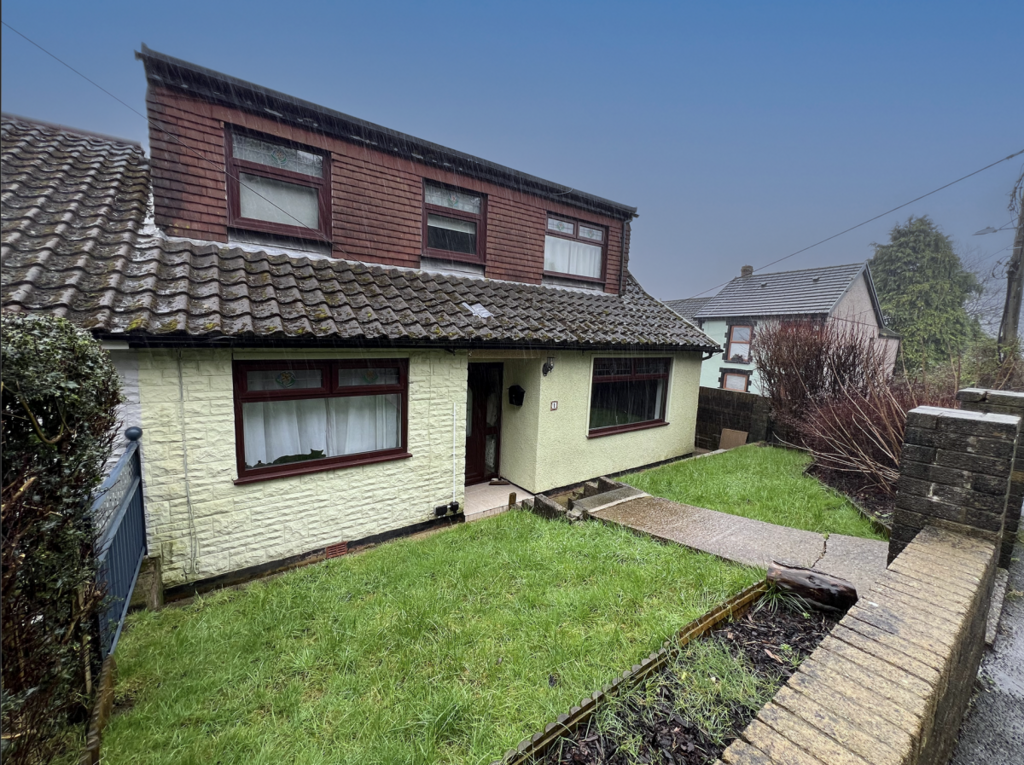 Sycamore Drive Tonypandy Tonypandy 4 bed semidetached bungalow for