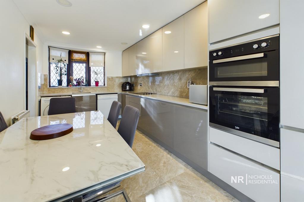 Fleetwood Close, Tadworth, Surrey. KT20 4 bed end of terrace house for