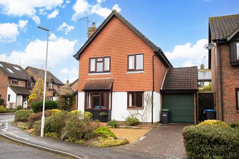 3 Edinburgh Way, East Grinstead, RH19 4RT