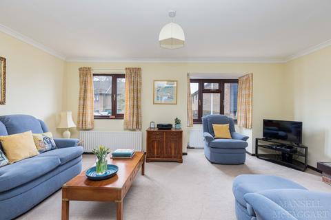 3 Edinburgh Way, East Grinstead, RH19 4RT