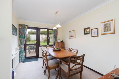 3 Edinburgh Way, East Grinstead, RH19 4RT