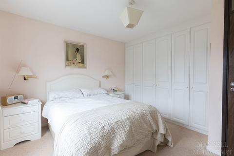 3 Edinburgh Way, East Grinstead, RH19 4RT