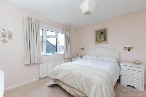 3 Edinburgh Way, East Grinstead, RH19 4RT