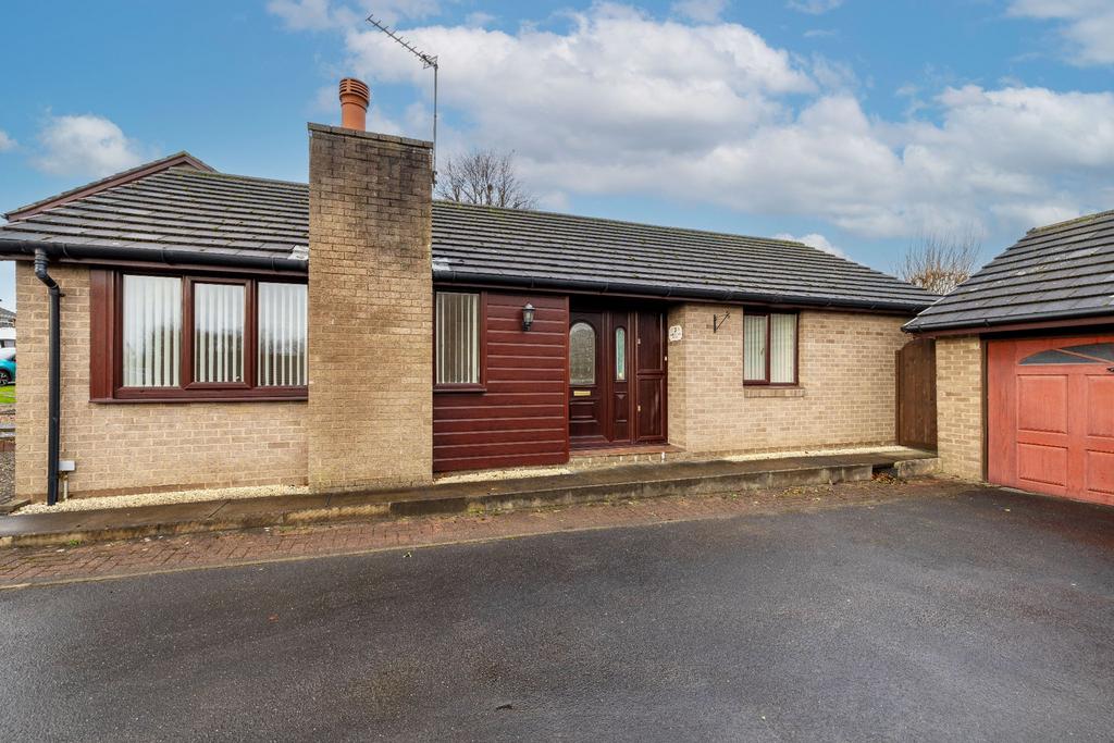 Warren Park Close, Hove Edge, HD6 2RU 3 bed detached bungalow for sale
