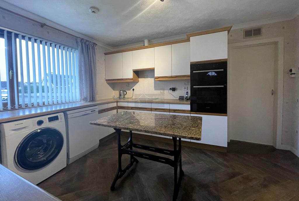 Kitchen b.JPG