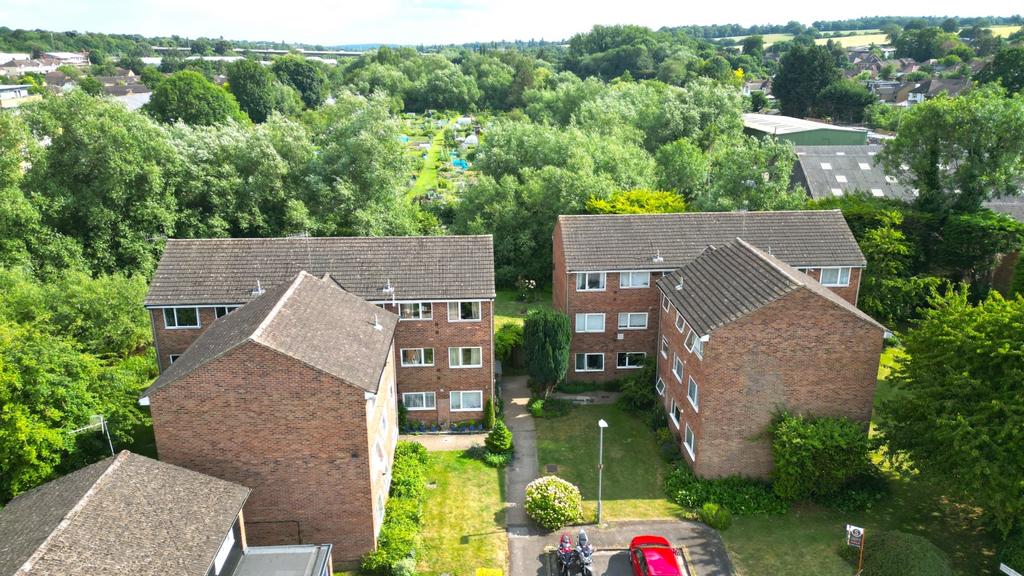 Riverside Close, Kings Langley WD4 2 bed flat £1,425 pcm (£329 pw)