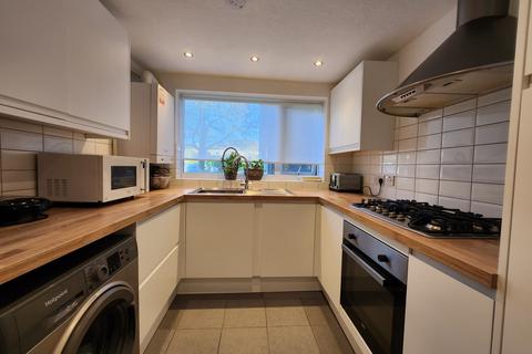 2 bedroom flat to rent, Riverside Close, Kings Langley WD4