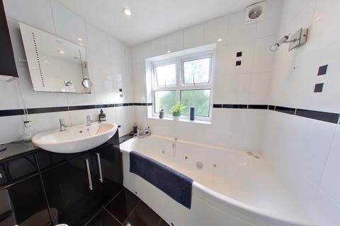 12 Hempstead Road, Kings Langley, WD4 8AD