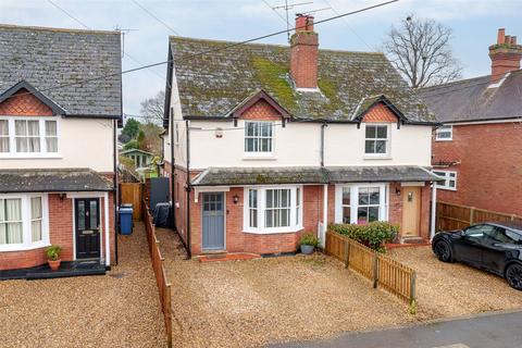 4 bedroom semi-detached house for sale - Yateley, Hampshire GU46