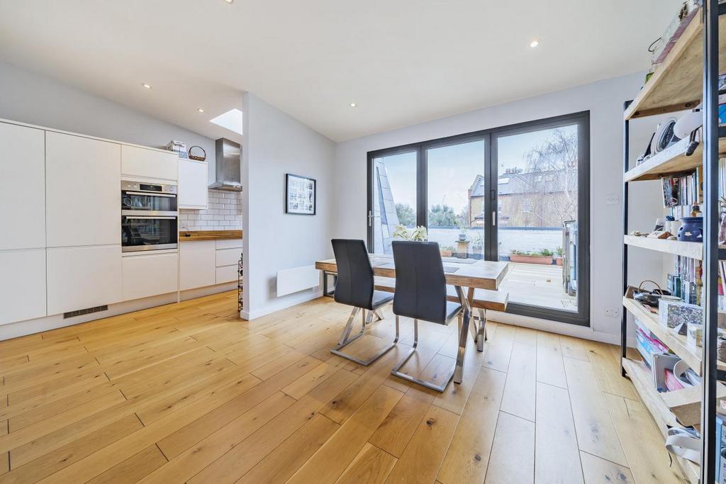 Abbeville Road, Clapham 2 bed flat for sale £800,000