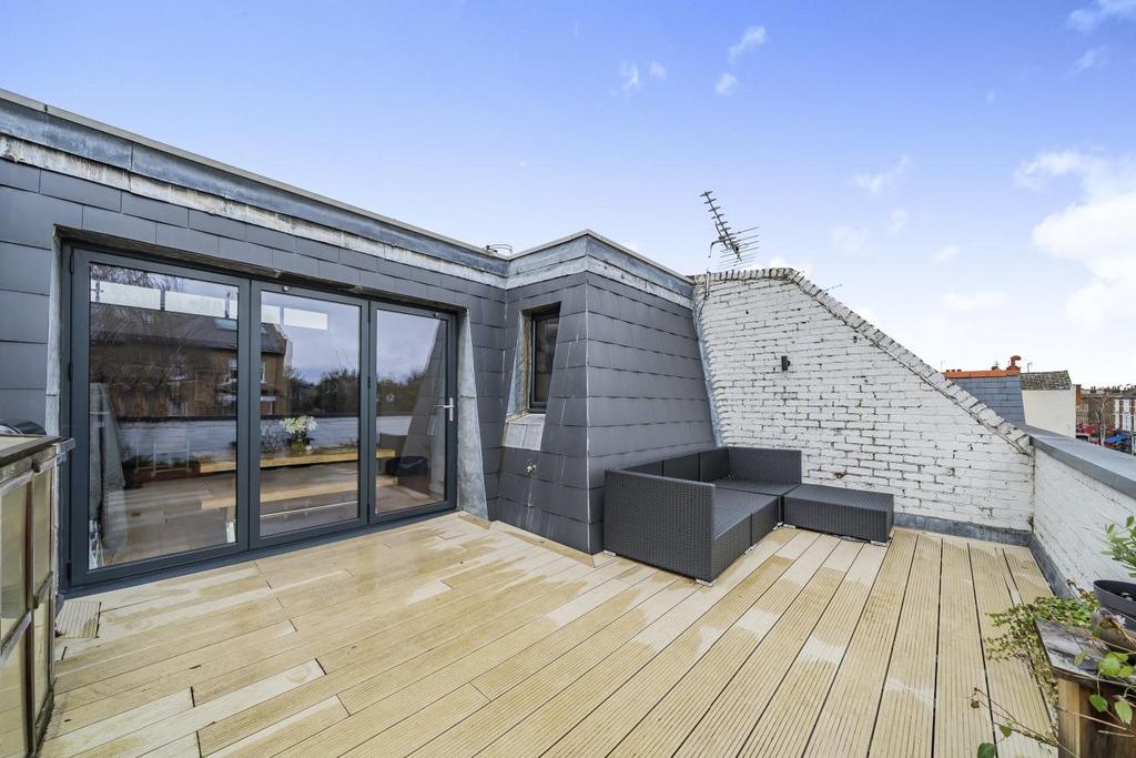 Abbeville Road, Clapham 2 bed flat for sale £800,000