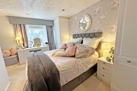 3 bedroom detached house for sale, Ledwell, Dickens Heath, Shirley, Solihull, B90 1SL