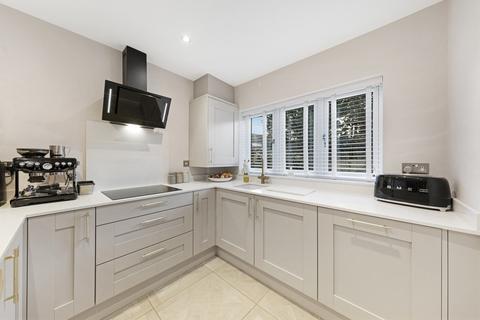 4 Wellingborough Road, Isham, Kettering, NN14 1HR
