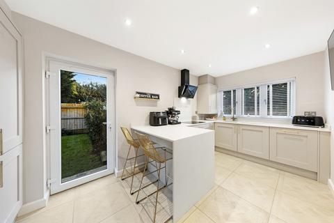 4 Wellingborough Road, Isham, Kettering, NN14 1HR