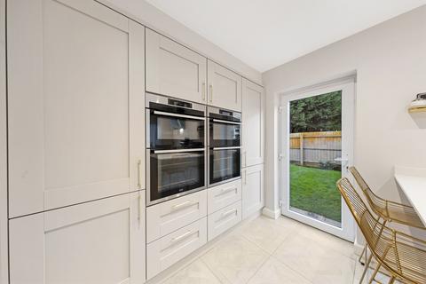 4 Wellingborough Road, Isham, Kettering, NN14 1HR