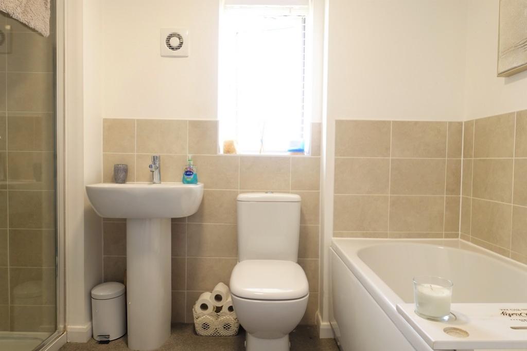 23 lamport crescent bathroom