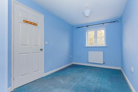 33 Fernmoor Drive, Irthlingborough, Wellingborough, NN9 5TL