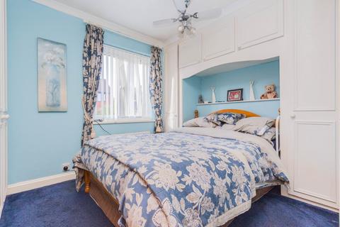 3 Cross Way, Irthlingborough, Wellingborough, NN9 5RR