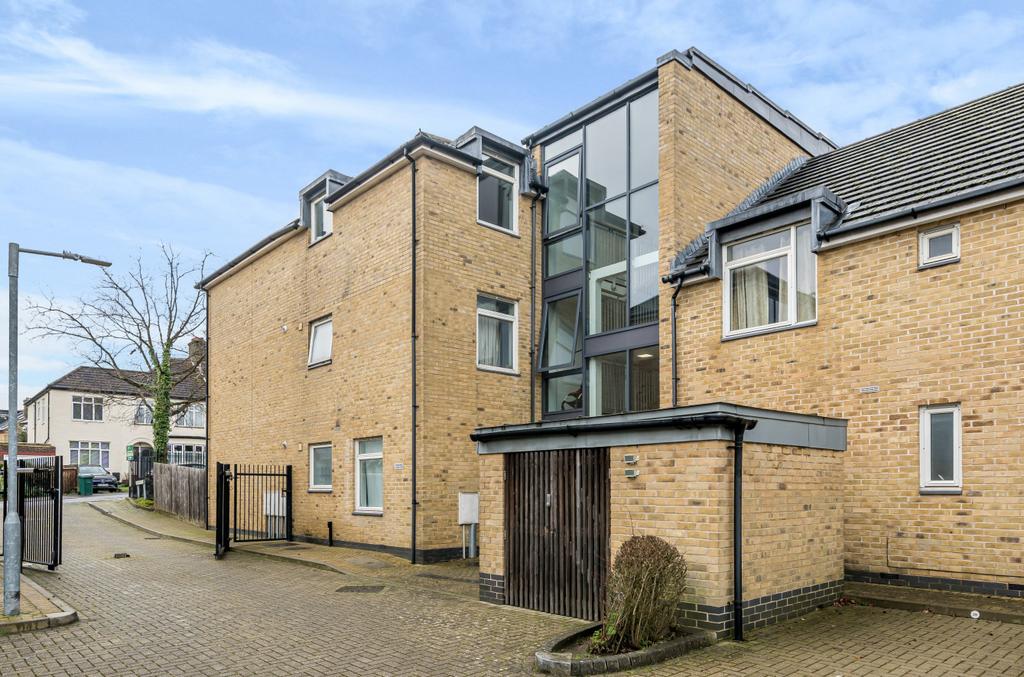 Elland Close, EN5 2 bed apartment for sale £440,000