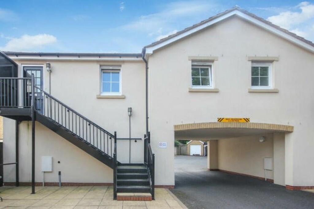 Dickens Heath Road, Dickens Heath 2 bed apartment for sale £240,000