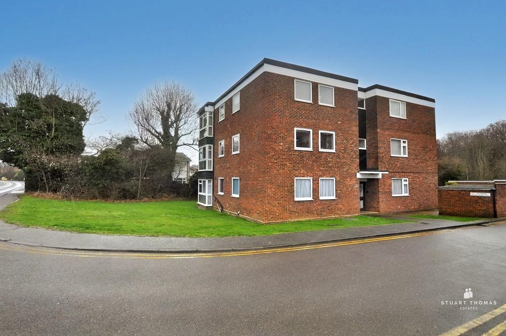 Rayleigh Road, Benfleet 2 bed flat for sale £225,000