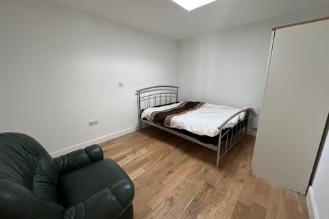 Studio to rent, Moray Avenue, Hayes