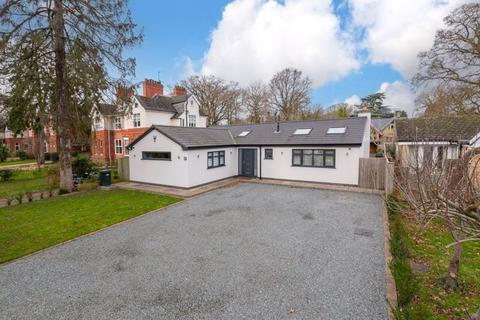 4 bedroom detached bungalow for sale, 17 Tor-O-Moor Road, Woodhall Spa