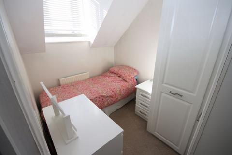 8 Rose Park Close, Hayes, UB4 9AT