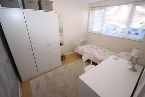 8 Rose Park Close, Hayes, UB4 9AT