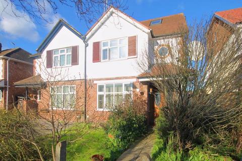 4 bedroom semi-detached house for sale, Colwyn Avenue, Greenford