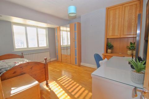 4 bedroom semi-detached house for sale, Colwyn Avenue, Greenford