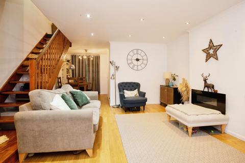 3 bedroom semi-detached house to rent - Woodford Close, Llandaff