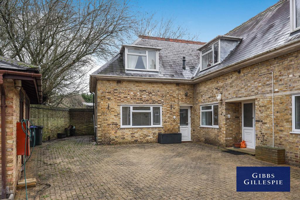 Wood Lane, Iver 2 bed apartment to rent £1,795 pcm (£414 pw)