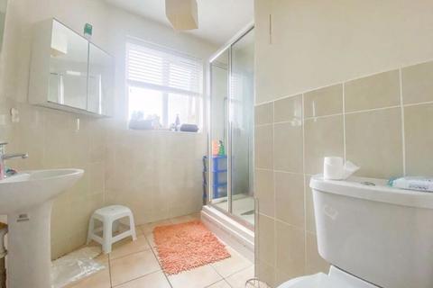 2 bedroom terraced house to rent, Hutton Grove, North Fincley, N12