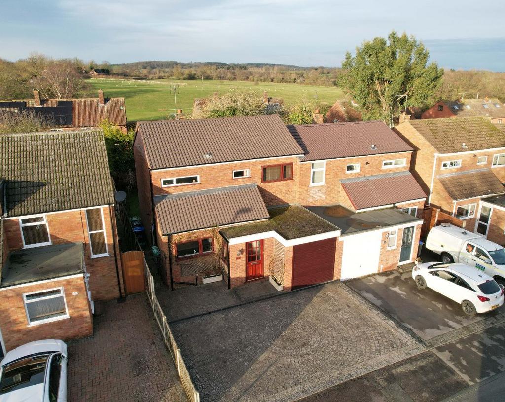 Field Barn Road, Hampton Magna, Warwick 3 bed semidetached house for