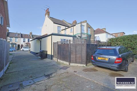 2 bedroom maisonette for sale - Layard Road, Enfield EN1