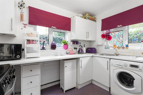 6 Queensmere Close, London, SW19 5NZ