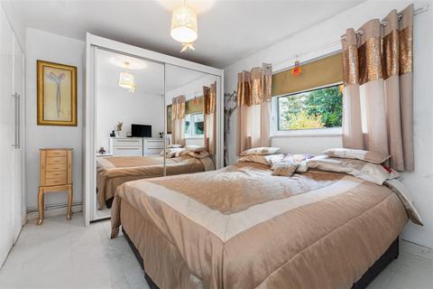 6 Queensmere Close, London, SW19 5NZ