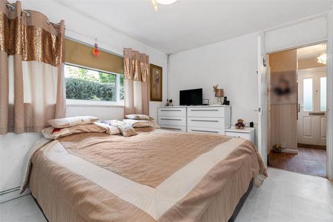6 Queensmere Close, London, SW19 5NZ