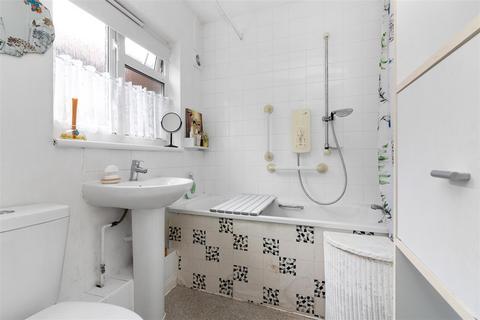 6 Queensmere Close, London, SW19 5NZ