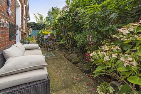 6 Queensmere Close, London, SW19 5NZ