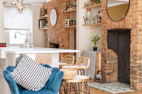 31 Bronson Road, London, SW20 8DZ
