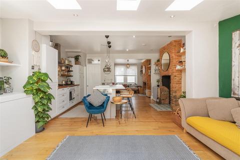31 Bronson Road, London, SW20 8DZ