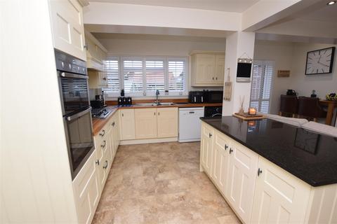 4 bedroom semi-detached house for sale, East End Close, Scartho DN33