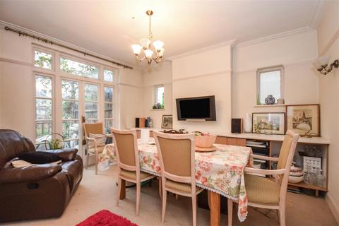 154 Grand Drive, London, SW20 9LZ